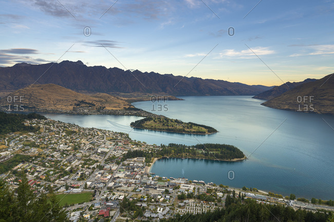 Scenic view of queenstown and lake wakatipu at dusk, otago region, south island, new zealand