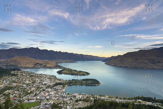 Scenic view of queenstown and lake wakatipu at dusk, otago region, south island, new zealand