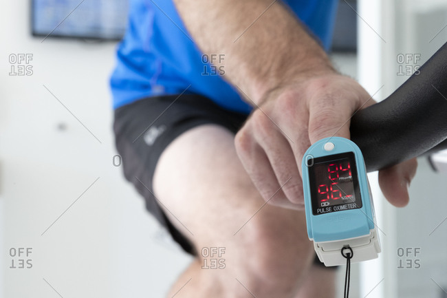 Oxygen sensor at the fingertip during a stress test on a bicycle