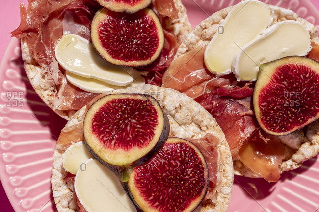 Rice cakes with serrano ham- cheese and fig slices