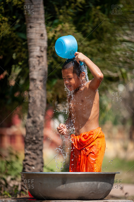Photo stock cambodia bath girls taking a 