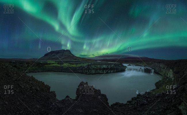 Magicas auroras over THjofafoss, an incredible waterfall,
