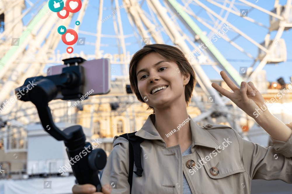 Millones de hipster bloguera influenciador récord vlog en un autoadhesivo de teléfono inteligente. La historia del video blog de fotos de viajes, que se transmite en las calles de la ciudad urbana recibe me gusta y los emoji corazones.
