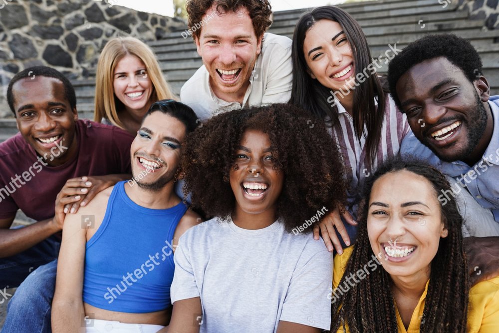 Jóvenes diversos divirtiéndose riendo juntos al aire libre - Concepto de diversidad - Enfoque principal en la cara de las niñas africanas