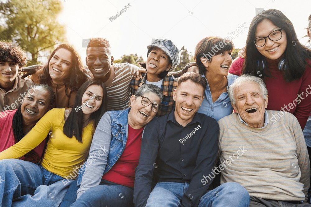 Grupo de personas multigeneracionales sonriendo frente a la cámara - amigos multirraciales de diferentes edades divirtiéndose juntos - Enfoque principal en caras superiores caucásicas