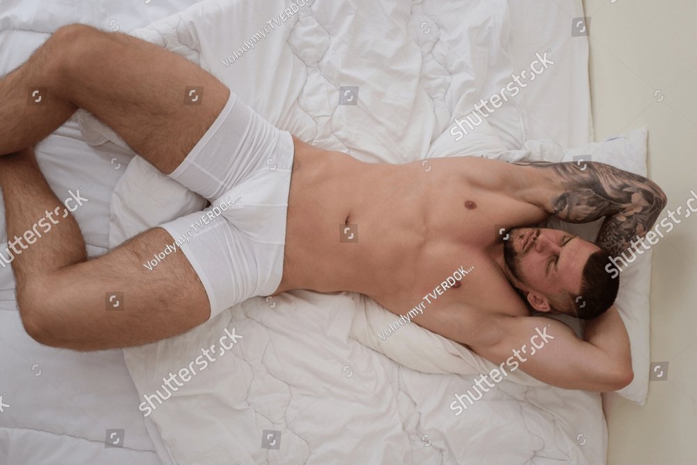 Foto de set men's fashion underwear. Strong naked man shows his panties on  the body. Athlete with muscles advertises fashionable underwear. Sexy  muscular man without shirt. Naked body of young handsome guy