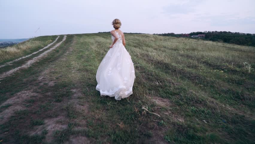 Артефактора вызывали берг. Девушка убегает в свадебном платье. Сбежавшая невеста. Невеста бежит в свадебном платье. Сбежавшая невеста платье.