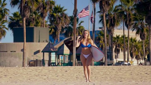 Girl with big tits in slow motion walks along the Venice beach