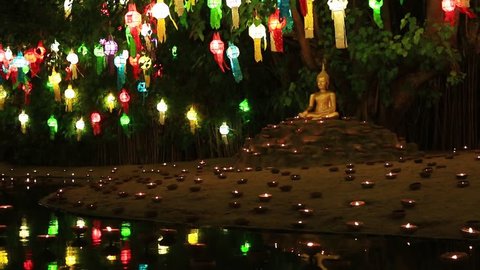 Стоковое видео: Candle light with hanging lamp (Tung).
Light a candles and lanterns to pray the Buddha in Temple, Chiang Mai, Thailand.