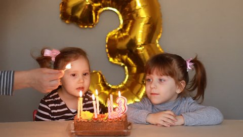 Little Girls Blows Out Candles Video De Stock 100 Libre De Droit Shutterstock