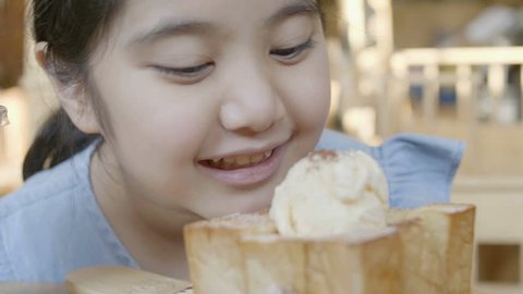 Young Woman Eating Ice Cream Stockvideos Filmmaterial 100 Lizenzfrei Shutterstock