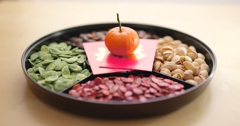 Traditional chinese snack tray, eating together
 库存视频