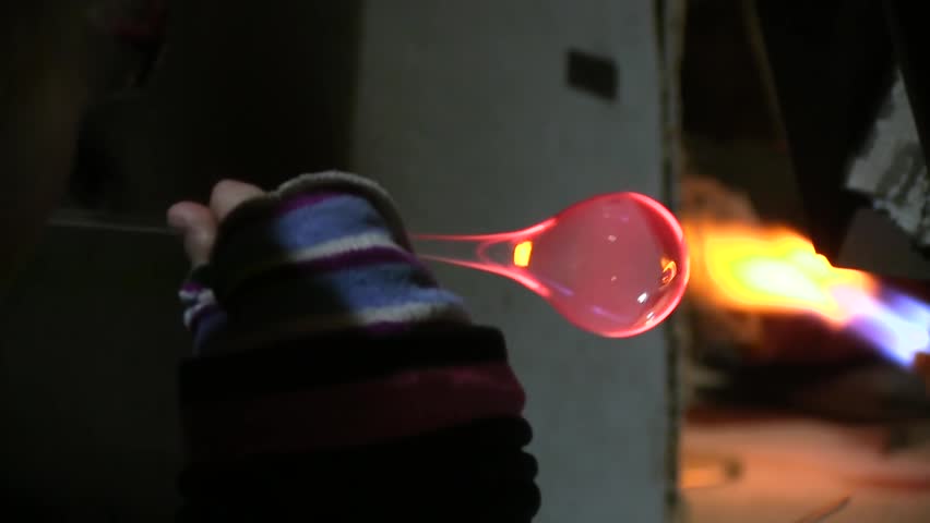 Получите стоковое видео «Glassblowing Professional Working On Torch Flame» ...
