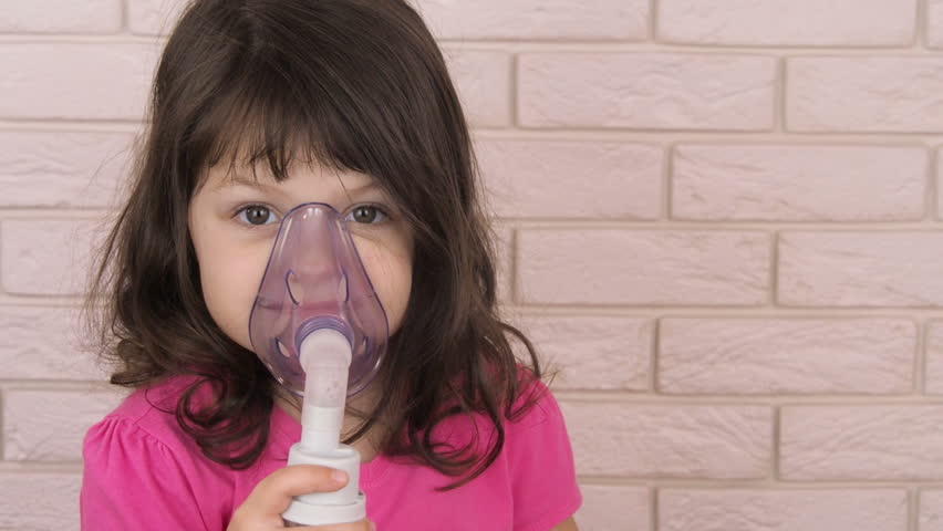 видео дети дышат ингалятором