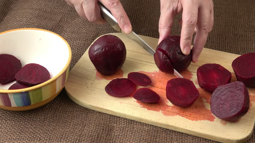 Beetroot can be cooked and eaten warm. Нарезка свеклы. Как красиво нарезать свеклу. Свекла на дереве. Фигурная нарезка свеклы.