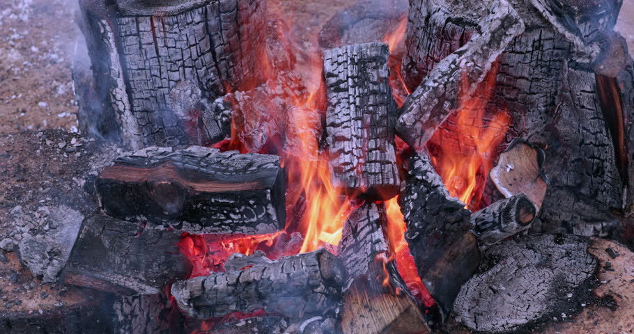 Огонь дрова. Горелое полено. Дрова для костра. Поджигание рождественского полена. Печь на дровах.