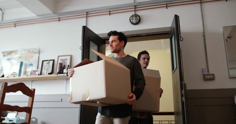 Young male couple moving home Vídeo Stock