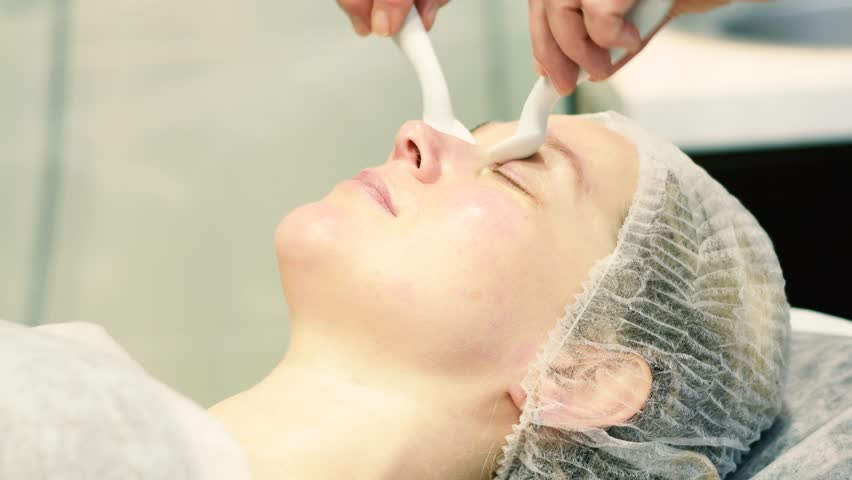 Woman face care. wrinkle treatment beauty procedure in salon