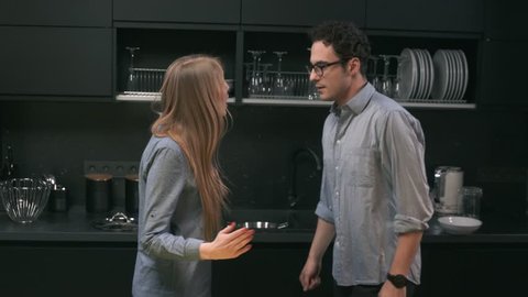 мужчина и женщина кричат друг на друга на кухне