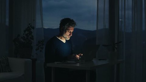 A mature man with laptop working in home office. - Βίντεο στοκ