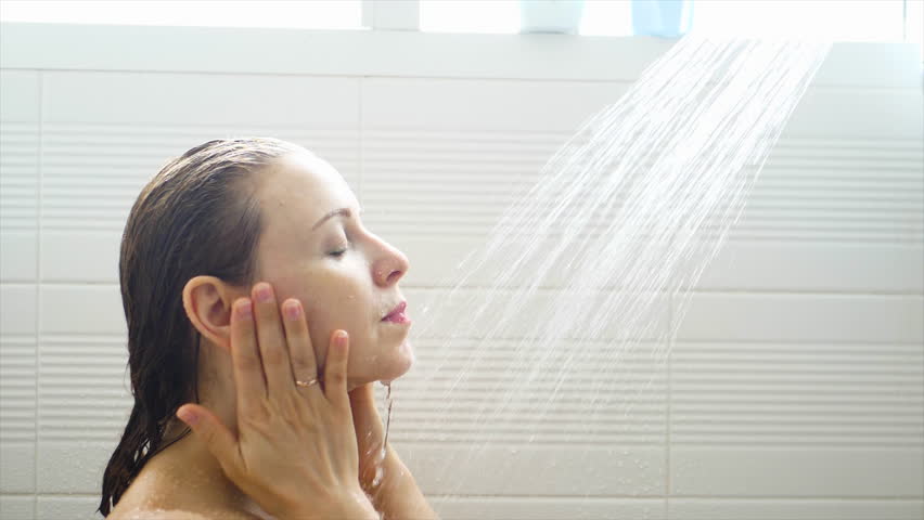 Video Stok beautiful woman taking shower 4k uhd (100% Tanpa Royalti) 100786...