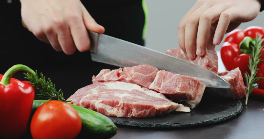 Meat cutting. Мясной нож. Нарезанная говядина.