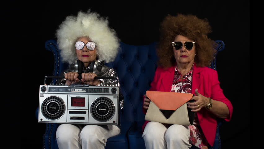 Я жую ириску в стиле диско слова. Funky grandma netflix. Уважение к старости. Пожилые женщины веб. Бабушка поцелуй.