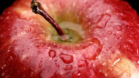 red, ripe Apple watered, close-up Vídeo Stock