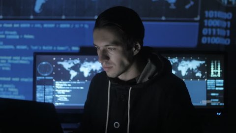 Programmer hacking screen. Рами малек хакерман. Хакер айтишник. Гик хакер. Хардкорные геймеры.