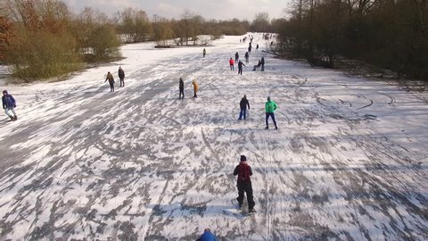 Traditional Ice skating in The Netherlands, Giethoorn march 2018 air shots with a drone วิดีโอสต็อกบทความข่าว