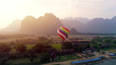 4k Video shot aerial view by drone. River at the village of Vang Vieng on Laos. Sunset landscape Balloon Video de stock