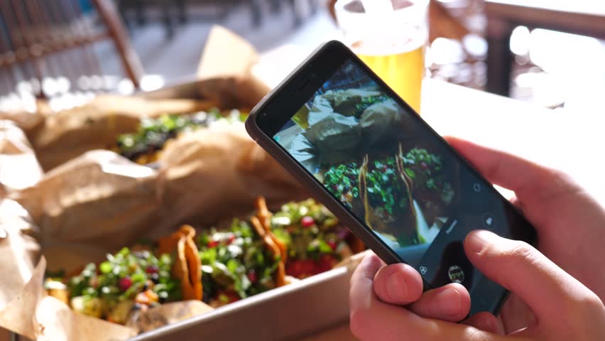 Food photo with a mobile phone a guy in Mexican cuisine restaurant takes pictures for social media Royalty-Free Stock Footage #1008503359