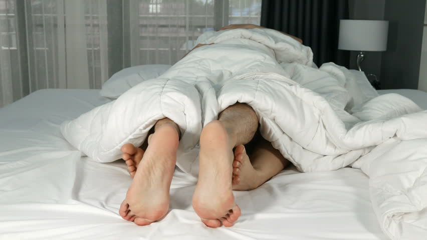 4k Couple Feet Seen Under Blanket Stok Videosu (%100 Telifsiz) 1008520126 S...