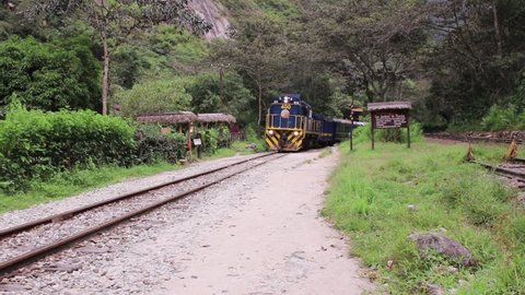 Aguas Calientes-Machu Picchu/Perù: Perù rail passing through mountains and passengers looking out windows