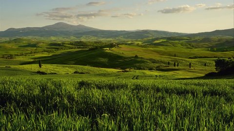 Tuscany landscape at sunset with farm house and hills, vineyard, Italy, zoom in timelapse 4k, videoclip de stoc
