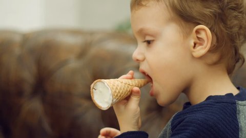 Un Beau Garcon De 2 Ans Video De Stock 100 Libre De Droit Shutterstock