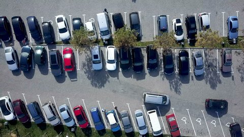 上から下へ 人混みの駐車場の駐車スペースに車を駐車できない悪い運転手の上を飛ぶ 運転手に問題があるので 駐車場に車を駐車できない 駐車場での駐車違反 の動画素材 ロイヤリティフリー Shutterstock