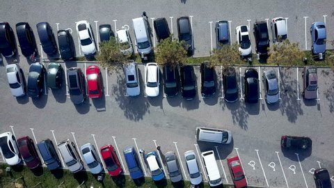 上から下へ 人混みの駐車場の駐車スペースに車を駐車できない悪い運転手の上を飛ぶ 運転手に問題があるので 駐車場に車を駐車できない 駐車場での駐車違反 の動画素材 ロイヤリティフリー Shutterstock 上から下へ 人混みの駐車場の駐車スペースに車を駐車できない悪い運転手の上を飛ぶ 運転手に問題があるので 駐車場に車を駐車できない 駐車場での駐車違反 の動画素材 ロイヤリティフリー Shutterstock