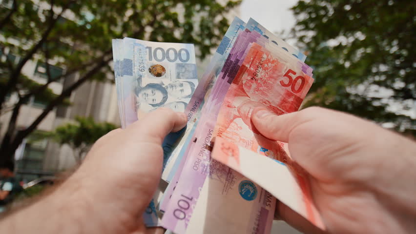 Филиппинские деньги. Филиппинец с деньгами. Филиппинка с деньгами. Филиппинские песо в руках. Деньги Филиппины фото.