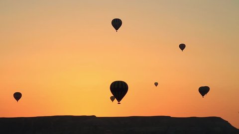 The great tourist attraction of Cappadocia - balloon flight. Cappadocia is known around the world as one of the best places to fly with hot air balloons. Goreme, Cappadocia, Turkey.
 Video de stock