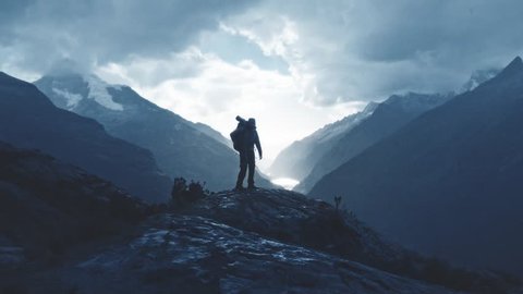 Silhouette of a mountaineer walking in the edge of summit, Santa cruz Trek, Peru. Slow motion. ஸ்டாக் வீடியோ