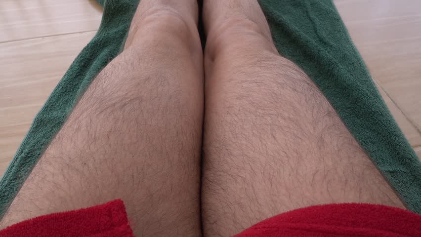 Небритые ноги девушек. Очень волосатые женские ноги. Не ьритые женские ноги.