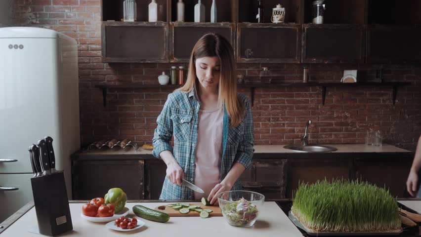 Семья на современной кухне. Small dark look 2023. Kitchen talks. Kitchen talks. Муж и жена на кухне за столом.