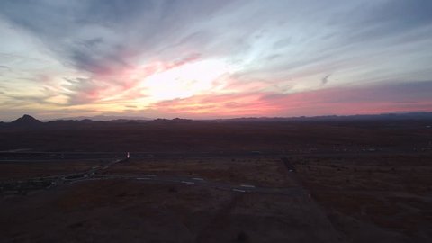 Multi-color sunset over the Arizona Sonoran desert. Video de stock