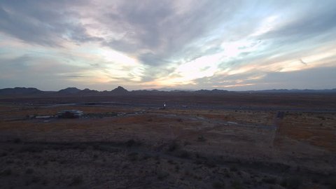 Multi-color sunset over the Arizona Sonoran desert. - Βίντεο στοκ