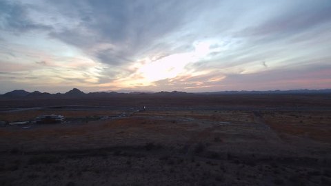 Multi-color sunset over the Arizona Sonoran desert. Vídeo Stock