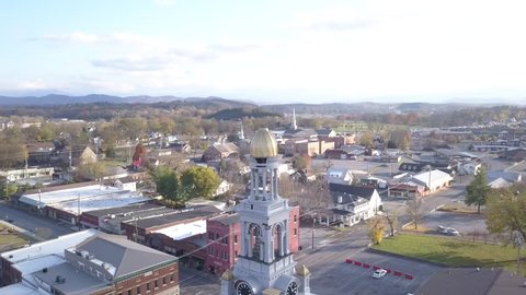 Gold dome tower in Tennessee as focal point. Rotation with vehicle in background. - Βίντεο στοκ