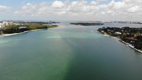 View an aerial panorama of Big Sarasota Pass Inlet and the surrounding Sarasota waterfront. 库存视频