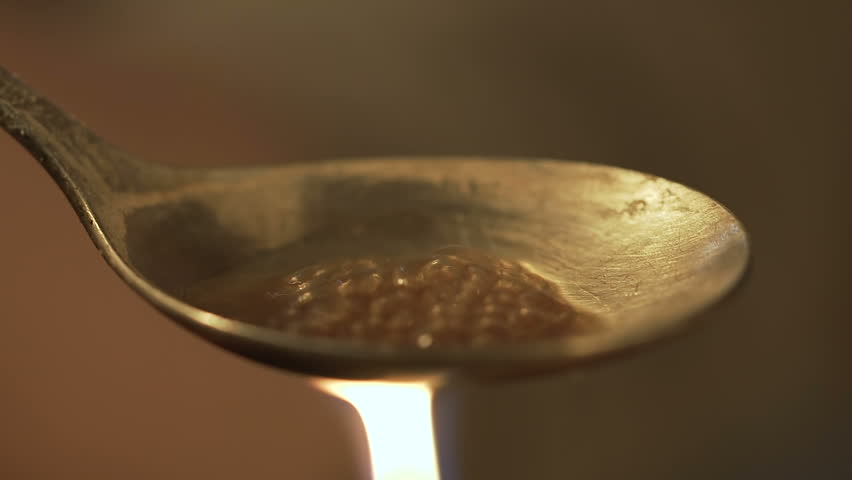 Соль хлопьями в ложке. Героин на ложке. Греем соль на ложке. Героиновая ложка. Ложка над огнем.