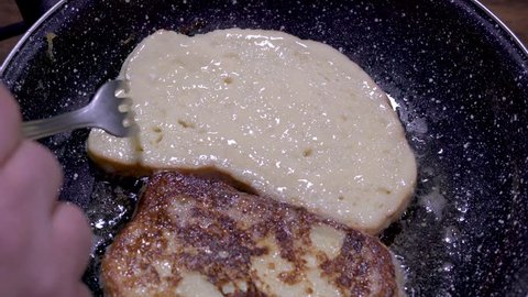 Preparation and turning of French toasts in pan
